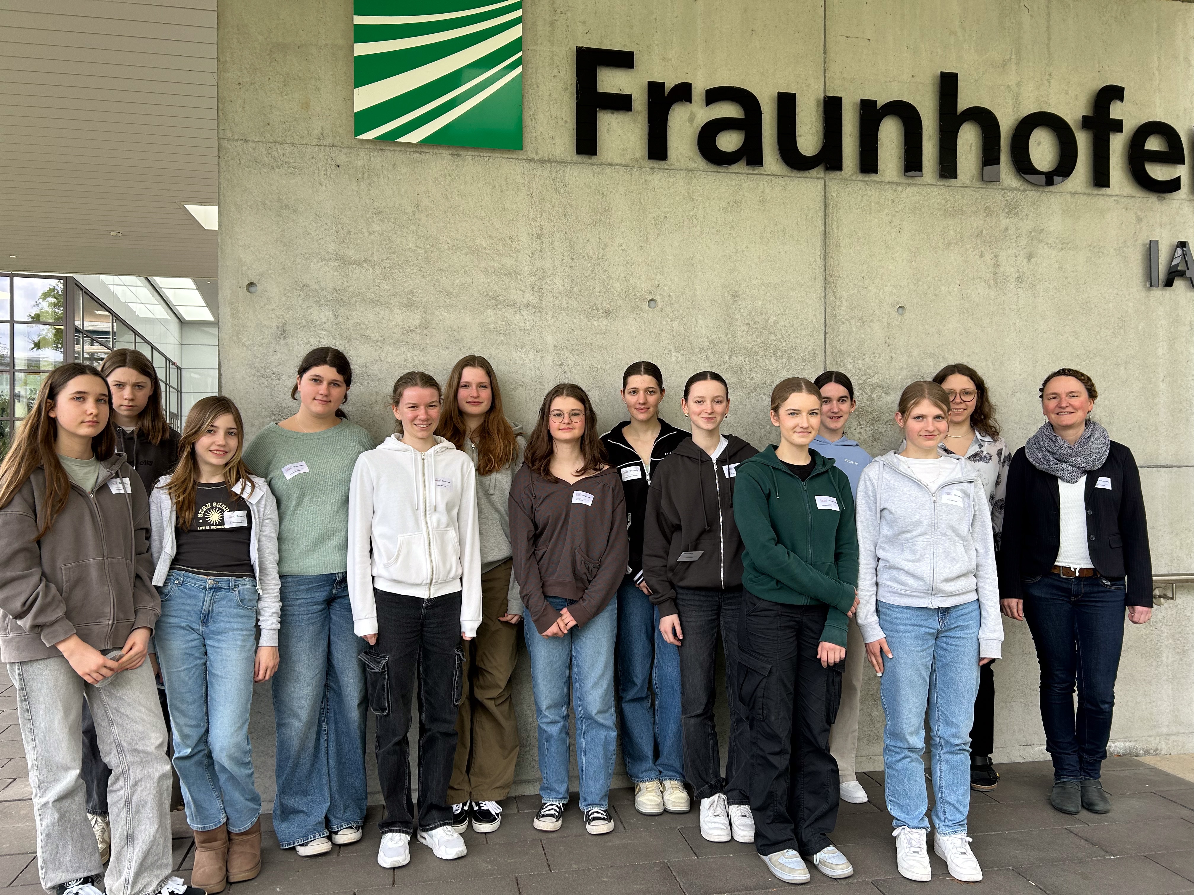 Schülerinnen vor dem Fraunhofer IAF